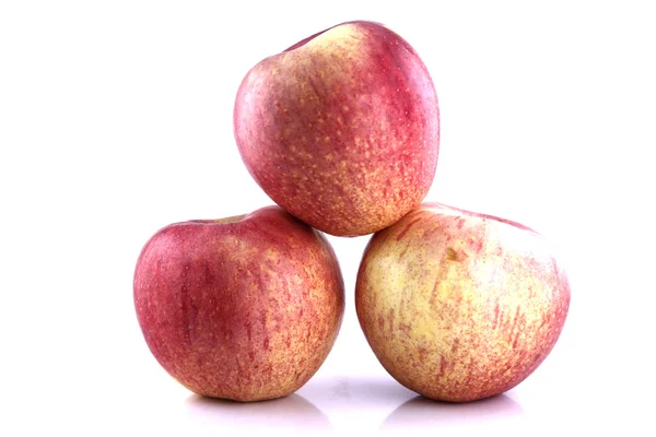 Tre röda äpple på vit bakgrund. — Stockfoto