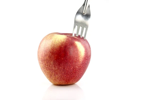 Den röda äpplet det är en gaffel i det. — Stockfoto