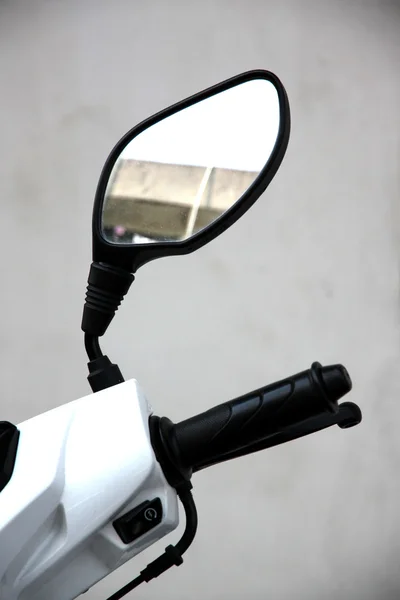 Motorfiets kant spiegel. — Stockfoto