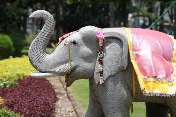 Elefante hecho de piedras por artesanos . — Foto de Stock