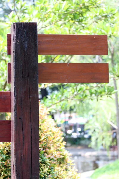 Etiquetas de madera en un parque . —  Fotos de Stock