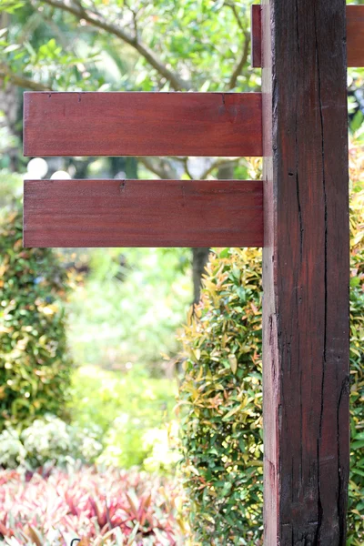 Dřevěné štítky v parku. — Stock fotografie
