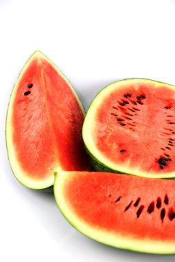 Üç karpuz dilimli.