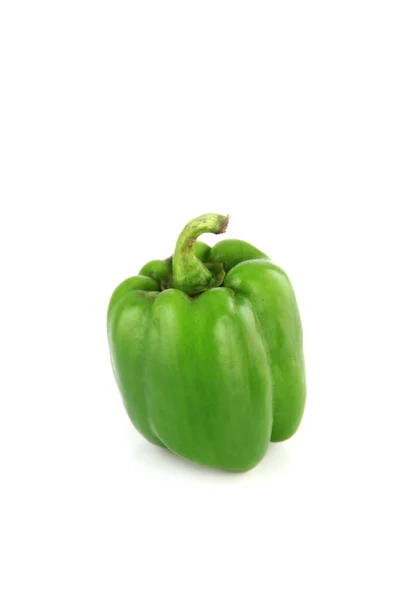 Pimentos verdes Três cores no fundo branco . — Fotografia de Stock