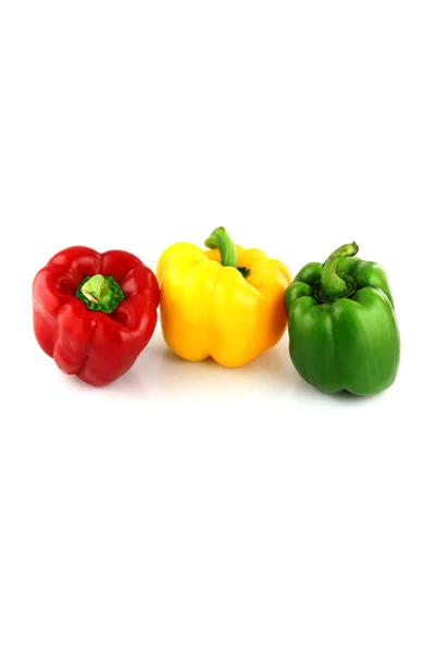 En paprika tre färger på vit bakgrund. — Stockfoto