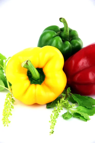 Eine Paprika drei Farben auf weißem Hintergrund. — Stockfoto