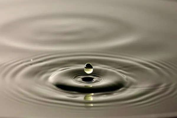 Una gota de agua. — Foto de Stock