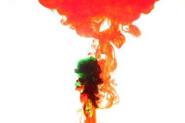 Kırmızı ve yeşil duman su renk tarafından neden olduğu.