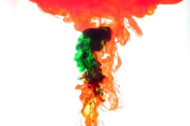 Kırmızı ve yeşil duman su renk tarafından neden olduğu.