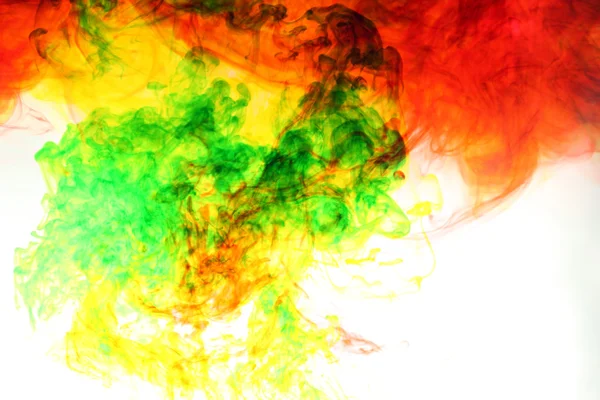 水の色によって引き起こされる煙. — ストック写真