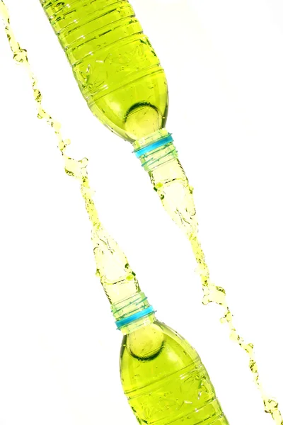 Зелена вода, яка виходить з пляшки . — стокове фото