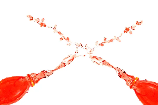 Czerwonej wody, która rozkłada się z butelki. — Zdjęcie stockowe