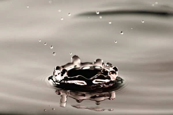 Dorps acqua è una forma corona . — Foto Stock