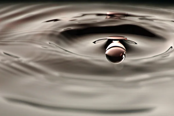 Images water drops return upside down. — Stock Photo, Image