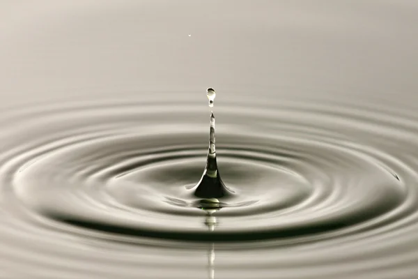 Goutte d'eau de près dans une belle forme . — Photo