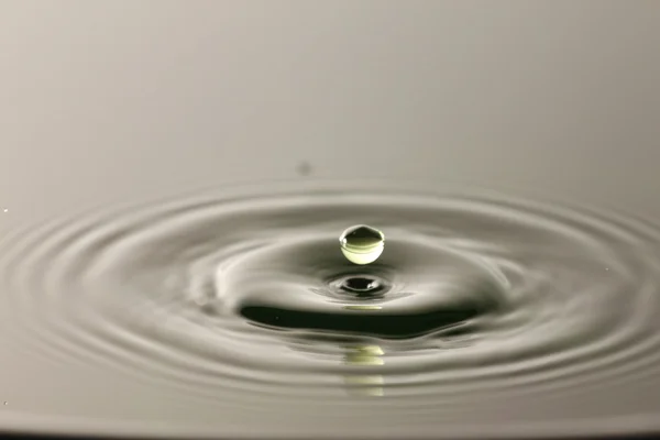 Капля воды близка к прекрасной форме . — стоковое фото