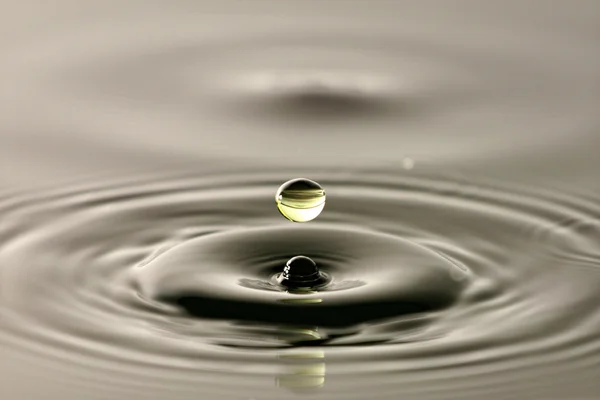 Wassertropfen aus nächster Nähe in eine schöne Form. — Stockfoto