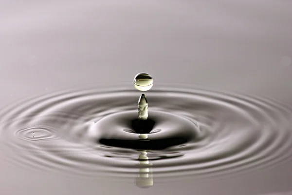 Kropli wody z bliska w piękny kształt. — Zdjęcie stockowe