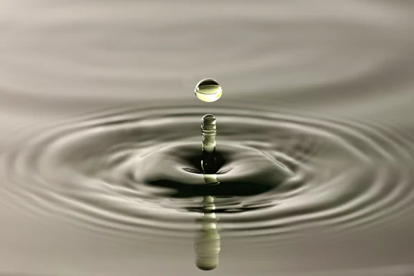 Gota de água fechar em uma forma bonita . — Fotografia de Stock