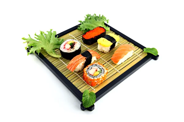Sushi disporli su un piatto di bambù . — Foto Stock