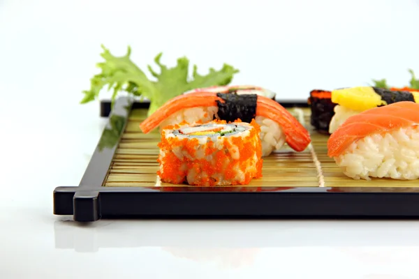 Sushi disponerlos en un plato de bambú . — Foto de Stock