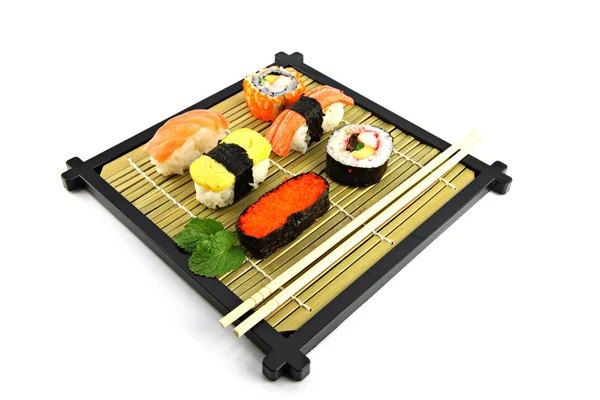 Sushi disporli su un piatto di bambù . — Foto Stock