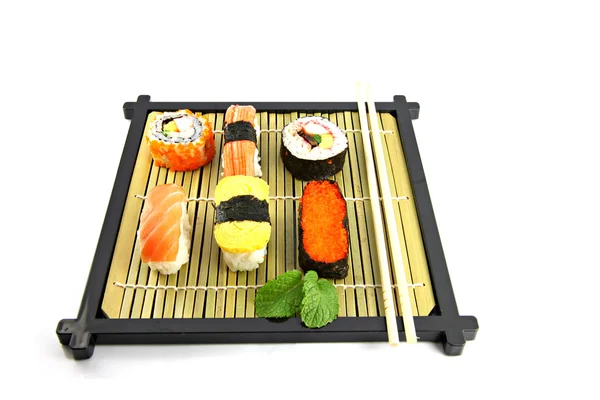 Sushi organizá-los em um prato de bambu . — Fotografia de Stock