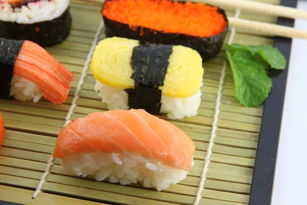Atún Sushi pescado en un plato de bambú . — Foto de Stock