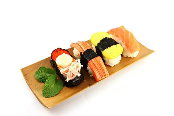 Sushi feito de frutos do mar no fundo branco . — Fotografia de Stock