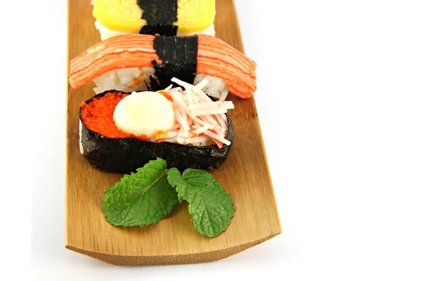 Sushi fait forme de fruits de mer sur le fond blanc . — Photo