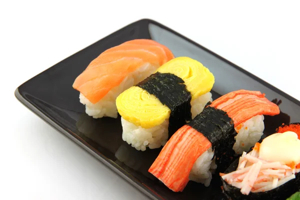 Sushi feito de frutos do mar em prato preto . — Fotografia de Stock