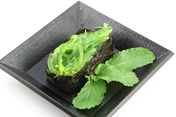 Groene zeewier sushi op de schotel. — Stockfoto