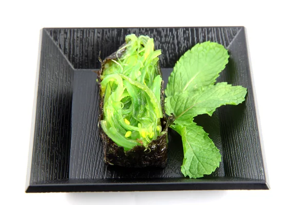 Sushi de algas verdes no prato . — Fotografia de Stock