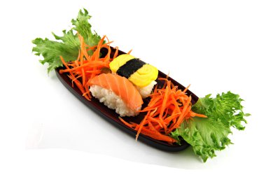 suşi form deniz ürünleri bambu çanak üzerinde yapılmış..