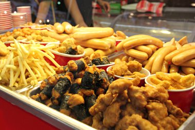 kızarmış tavuk ve patates kızartması.