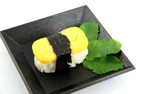 Oeufs Sushi dans le plat, Sushi est un aliment de Japonais . — Photo