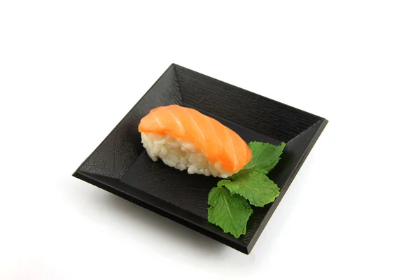 吞拿鱼寿司在盘子里，寿司是一种食品的日本. — 图库照片