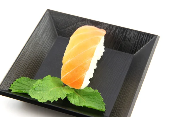 Tonno Pesce Sushi nel piatto, Sushi è un alimento del giapponese . — Foto Stock