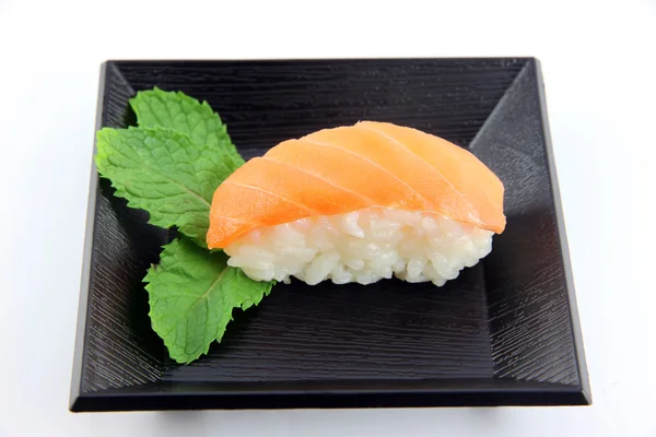 Sushi de pescado en el plato, el sushi es un alimento de los japoneses . — Foto de Stock
