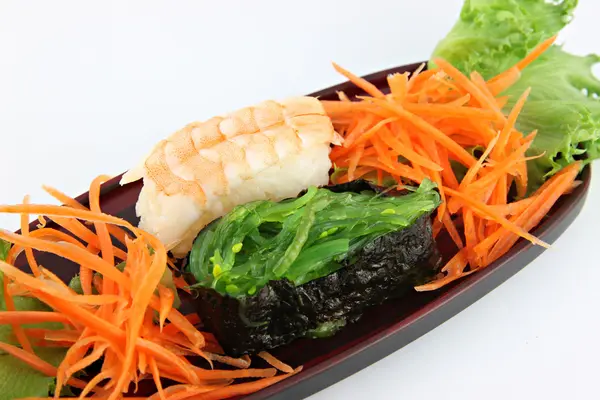 Sushi hecho forma Camarones y algas marinas, Sushi es un alimento de los japoneses . — Foto de Stock