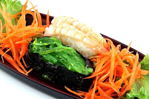 Sushi hecho forma Camarones y algas marinas, Sushi es un alimento de los japoneses . — Foto de Stock