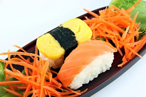 양식 물고기 및 계란 만든 스시 초밥은 일본의 음식. — 스톡 사진