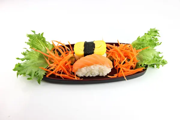 Sushi fait forme de fruits de mer sur le plat de bambou . — Photo
