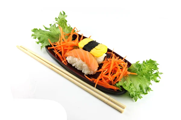 Sushi fez frutos do mar forma no prato de bambu . — Fotografia de Stock