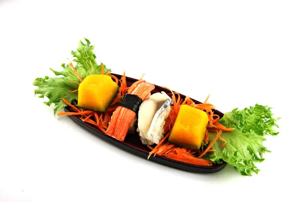 Sushi gemaakt formulier zeevruchten op de bamboe schotel. — Stockfoto