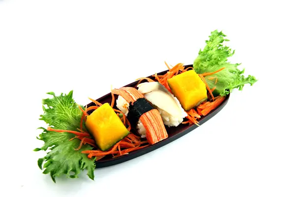 Sushi gemaakt formulier zeevruchten op de bamboe schotel. — Stockfoto