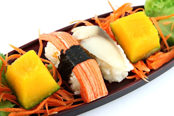Sushi fatto forma di frutti di mare sul piatto di bambù . — Foto Stock