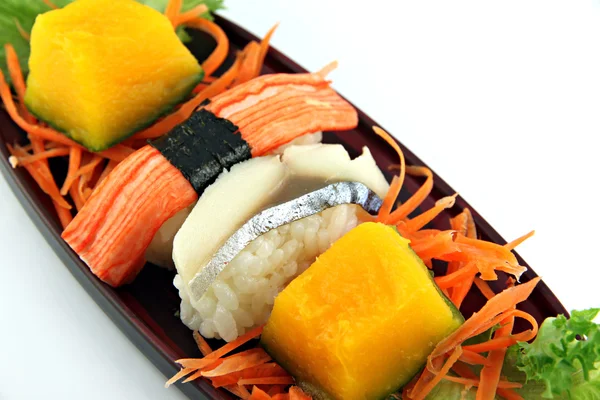 Sushi gemaakt formulier zeevruchten op een bamboe schotel. — Stockfoto