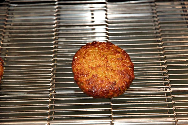 A carne sai do forno ainda quente . — Fotografia de Stock