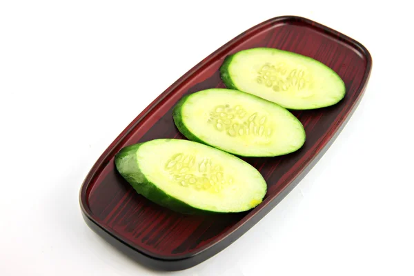 Bir tabak içinde salatalık dilimleri yerleştirilir. — Stok fotoğraf